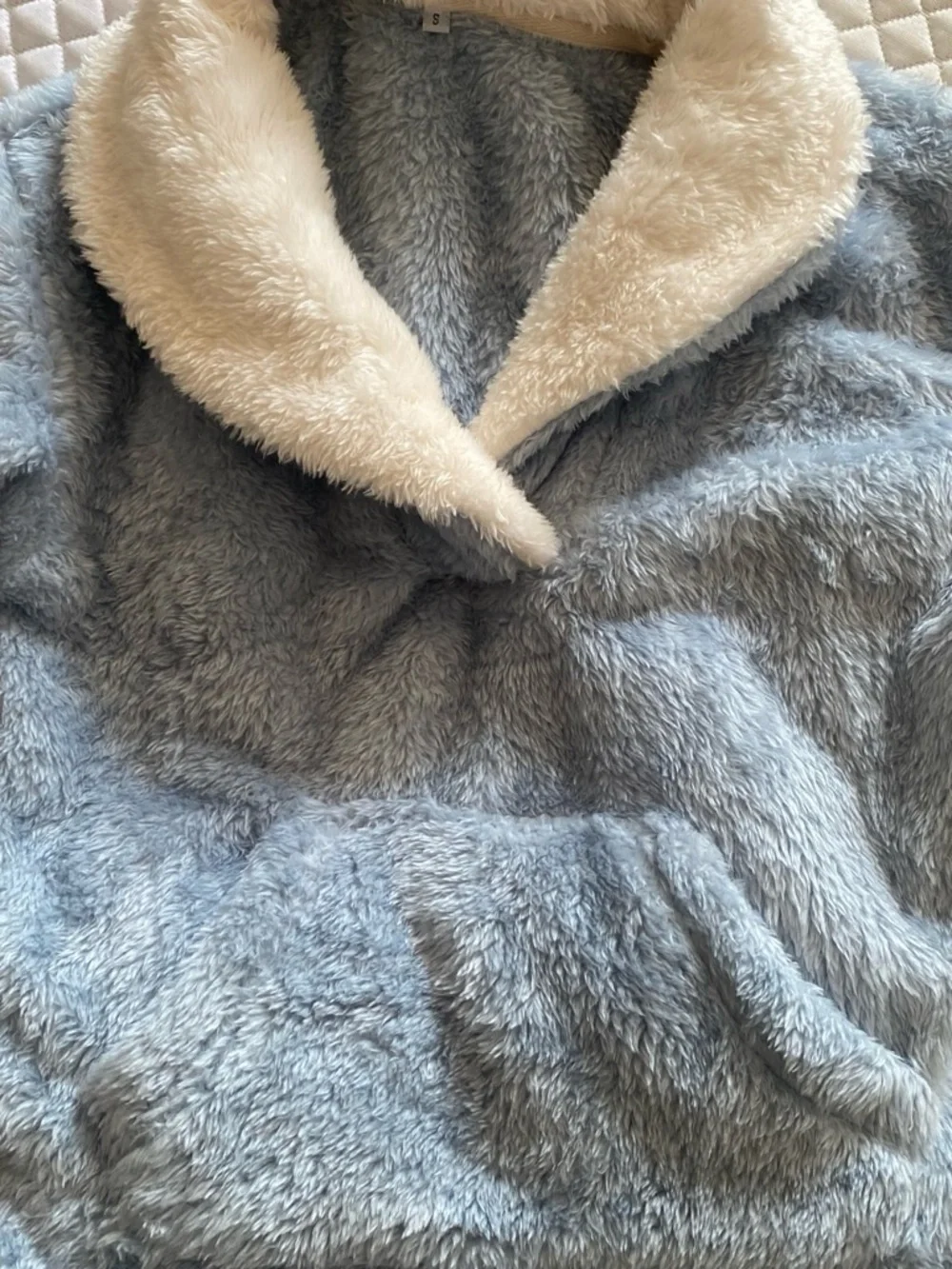 Source Unknown Plush Light Blue and Cream Kids Cozy Set